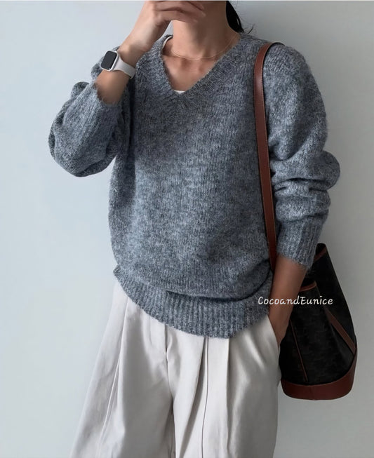 ✨️NEW ARRIVAL✨️ 🌿Beaver V-Neck Knit Sweater